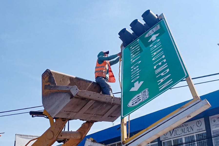 Retira Ayuntamiento de Tlaxcala semáforo dañado en La Garita para prevenir riesgos